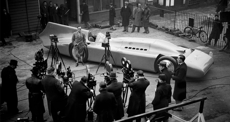 Sir Malcolm Campbell mit seiner Bluebird, 1935