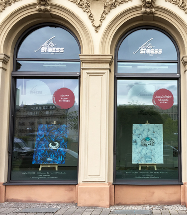 Schaufenster Ausstellung von Atelier Stoess am Dernschen Gelände in Wiesbaden