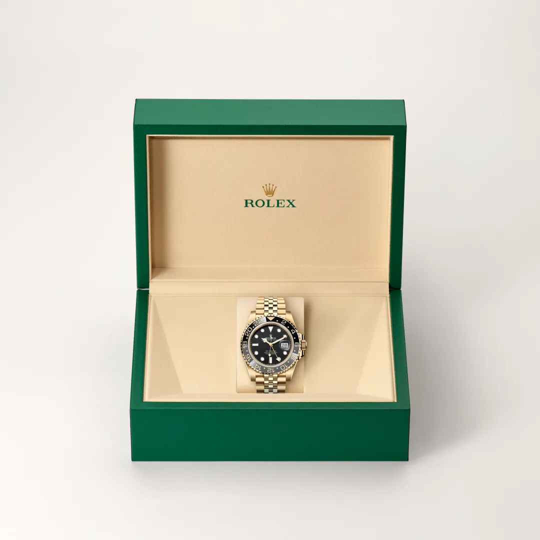 Rolex GMT-Master II in 18 Karat Gelbgold, M126718GRNR-0001 – Atelier Stoess